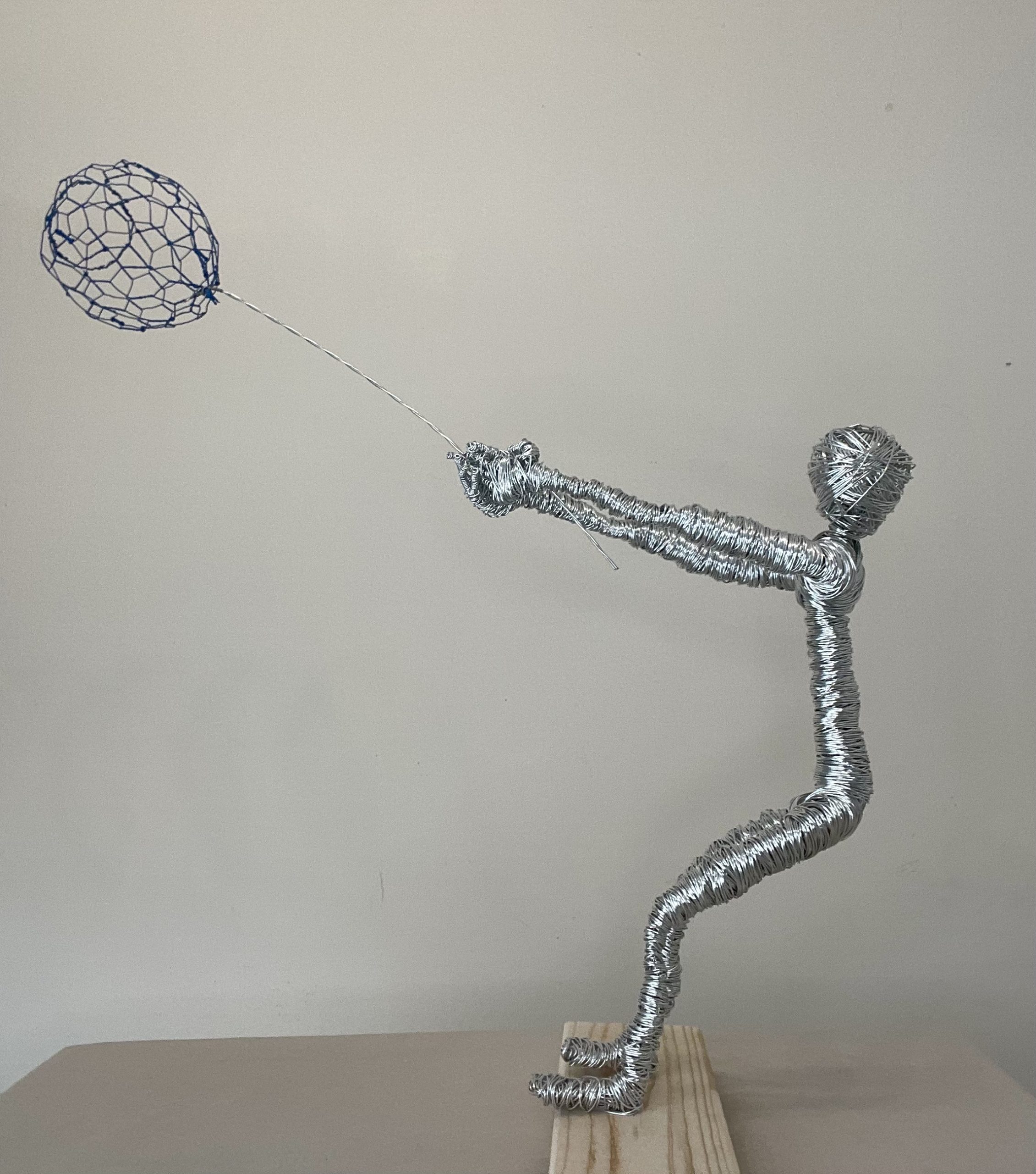 Balloon fight - wire sculpture side view